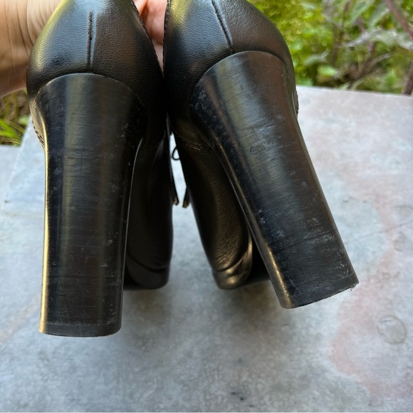 Designer Lanvin black Oxford heels with gold detailing. - Picture 3 of 10